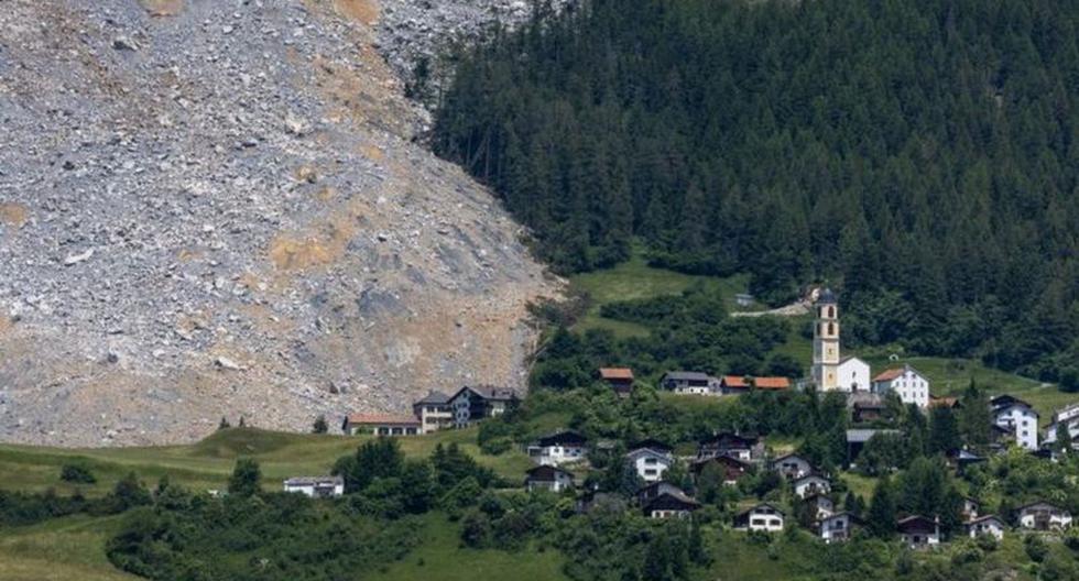 The huge rock avalanche that stopped just before hitting a small town in Switzerland