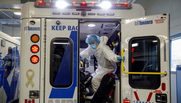 Paramédicos y trabajadores de la salud transfieren a un paciente de la Unidad de Cuidados Intensivos del Hospital Humber River a una ambulancia aérea mientras el hospital libera espacio en su unidad de cuidados intensivos en Toronto. (Foto de Cole Burston / AFP)