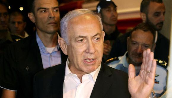 El primer ministro israelí, Benjamín Netanyahu, recorre la ciudad de Lod a primeras horas del 12 de mayo de 2021. (AHMAD GHARABLI / AFP).
