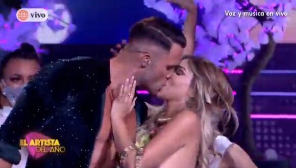 Paula Manzanal y Fabio Agostini se besaron en "El artista de año". (Foto: Captura América TV).