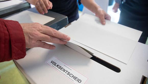 Un votante sufraga en el referéndum para expropiar miles de departamentos en la ciudad de Berlín, el 26 de septiembre de 2021. (JAN ZAPPNER / AFP).
