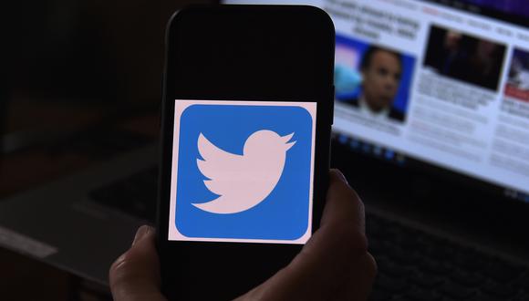 En esta ilustración fotográfica, se muestra un logotipo de Twitter en un teléfono móvil, en Arlington, Virginia. (Foto: Olivier DOULIERY / AFP).