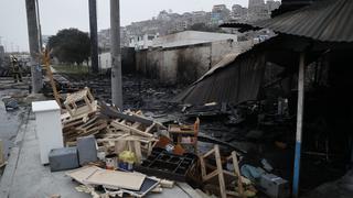 Comerciantes de muebles lo perdieron todo tras incendio en la Panamericana Sur | FOTOS
