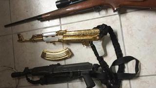 Ejército mexicano decomisa arsenal con un AK-47 bañado en oro