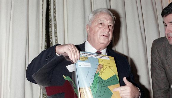 El entonces ministro israelí de Industria y Comercio, Ariel Sharon, muestra un mapa del "Gran Israel" desde su frontera que data de 1917 a 1982 durante una conferencia de prensa celebrada en París el 31 de enero. (Foto de PATRICK HERTZOG / AFP)