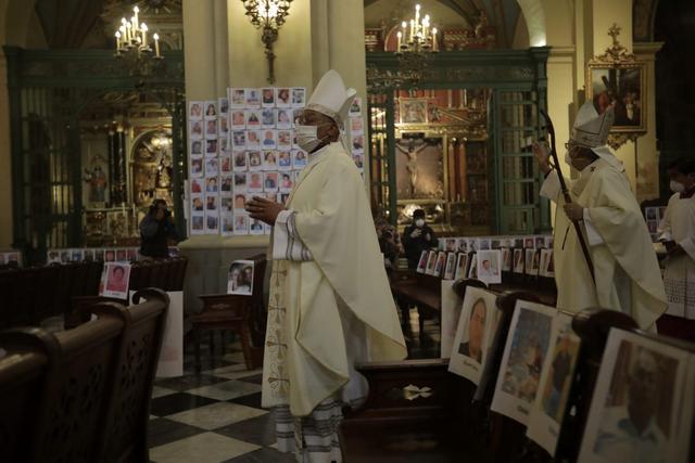 Monseñor Carlos Castillo presidió misa en homenaje a los peruanos fallecidos por el COVID-19. (Fotos: Anthony Niño de Guzmán/GEC)