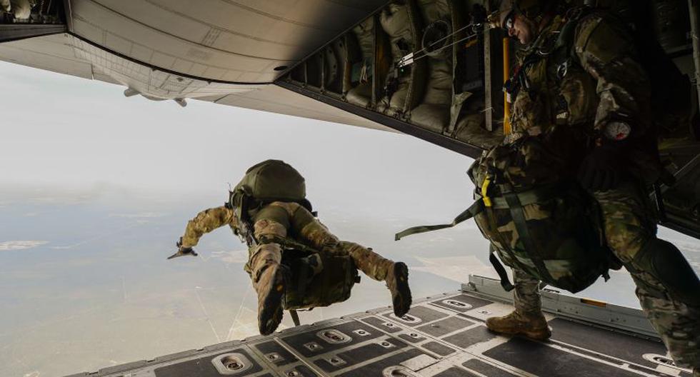 Efectivos de fuerzas especiales de EEUU entrenan paracaidismo. (Foto: US Army)