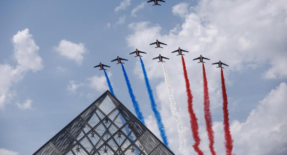 Aviones de la Patrulla de Francia sobrevuelan la Pirámide del Louvre durante el ensayo del desfile militar aéreo antes de las celebraciones por el Día de la Bastilla en París. (EFE/EPA/YOAN VALAT).