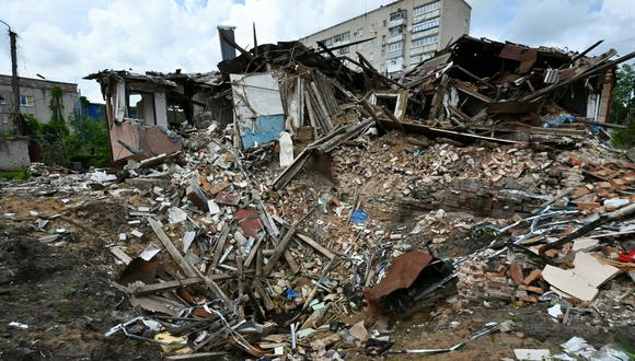 Esta fotografía muestra una casa destruida en la ciudad de Kupiansk, región de Kharkiv, el 26 de mayo de 2023, en medio de la invasión rusa de Ucrania. (Foto de SERGEY BOBOK / AFP)