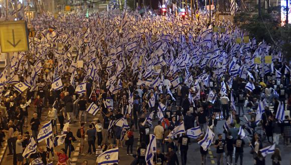 Los manifestantes participan en manifestaciones en curso contra el proyecto de ley de reforma judicial del gobierno en Tel Aviv el 8 de abril de 2023. (Foto de GIL COHEN-MAGEN / AFP)