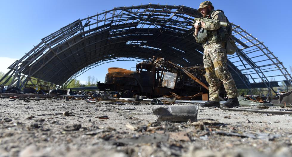 Imagen referencial. Un soldado ucraniano recorre un hangar dañado por los bombardeos rusos. EFE