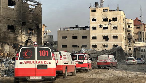Esta fotografía tomada el 18 de febrero de 2024 por la Organización Mundial de la Salud (OMS) muestra un convoy de ambulancias para evacuar a pacientes del hospital Nasser en Khan Yunis, en el sur de la Franja de Gaza. (AFP).