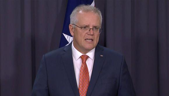 En esta imagen tomada de un video, el primer ministro australiano Scott Morrison habla en una conferencia de prensa en Canberra el jueves, 8 de abril del 2021. Australia reportó el 16 de abril su primera muerte vinculada con la vacuna de AstraZeneca para el coronavirus. (SBS vía AP).