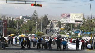FOTOS: trabajadores estatales de Trujillo se cortaron y escribieron carteles con su sangre por Ley del Servicio Civil