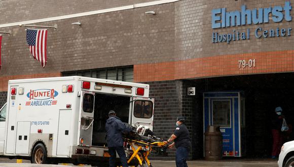 La mayoría de los 29 muertos por COVID-19 en Nueva York han fallecido en hospitales de todo el estado, según la cónsul general peruana Marita Landaveri. En la imagen, el equipo médico del Centro Hospitalario Elmhurst traslada a un paciente en una ambulancia. (Foto referencial: Reuters / Lucas Jackson)