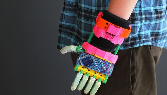 Producirán en Guatemala prótesis de manos con impresoras 3D