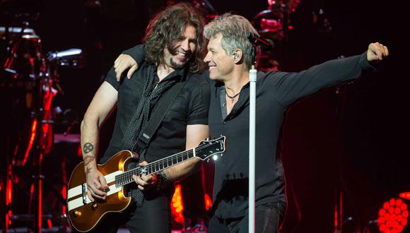Phil X y Jon Bon Jovi durante un concierto. Ambos trabajan juntos desde el 2016.