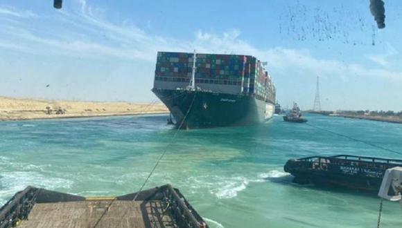 El portacontenedores “Ever Given” por fin pudo dejar libre el flujo en el Canal de Suez, Egipto. (Foto: EFE)