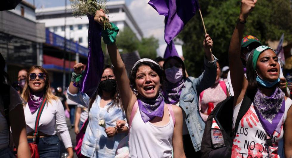 Mujeres gesticulan en una marcha para exigir justicia para las víctimas de violencia de género y feminicidios tras la muerte de Debanhi Escobar, en la Ciudad de México.