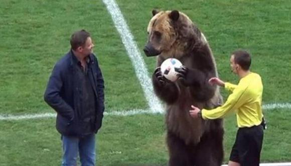 Un oso se encargó de dar el play de honor en un encuentro por la tercera división rusa. El curioso suceso se volvió viral de forma muy rápida a través de YouTube. (Foto: captura de pantalla)