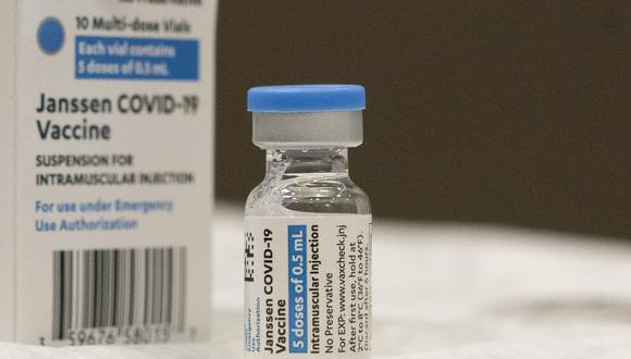 Un frasco de la vacuna Johnson & Johnson COVID-19 se exhibe en el South Shore University Hospital en Bay Shore, Nueva York. (Foto: AP / Mark Lennihan)