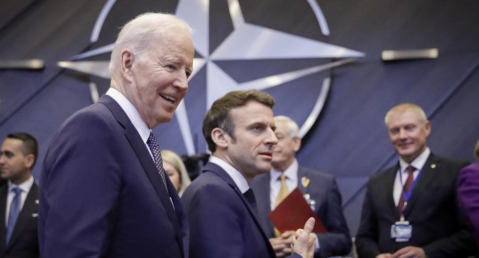 El presidente de Estados Unidos, Joe Biden (izq) y el de Francia, Emmanuel Macron, llegan a la mesa redonda durante una cumbre extraordinaria de la OTAN en Bruselas. (EFE/EPA/OLIVIER HOSLET).