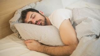 La hora ideal para dormir y lograr un sueño de calidad, según un experto de la Universidad de Stanford