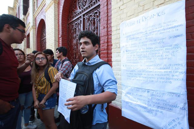 Alumnos de la Facultad de Derecho de la Universidad Nacional Federico Villarreal devolvieron el campus al rectorado (Foto: Juan Ponce).