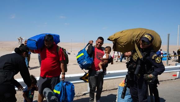 Migrantes indocumentados de distintas nacionalidades (principalmente venezolanos) se encuentran varados desde hace más de dos semanas en la línea de frontera entre Perú y Chile (EFE/ Patricio Banda).