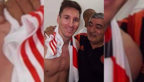 Antes de ser escupido, Messi posó con una camiseta de River