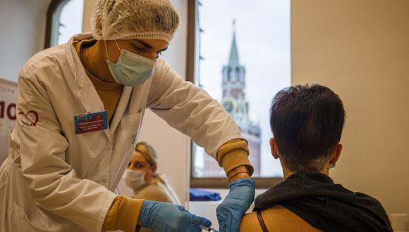 Un trabajador de la salud administra una dosis de la vacuna rusa Sputnik V Covid-19 a un paciente en un centro de vacunación en Moscú, el 21 de octubre de 2021. (DIMITAR DILKOFF / AFP).