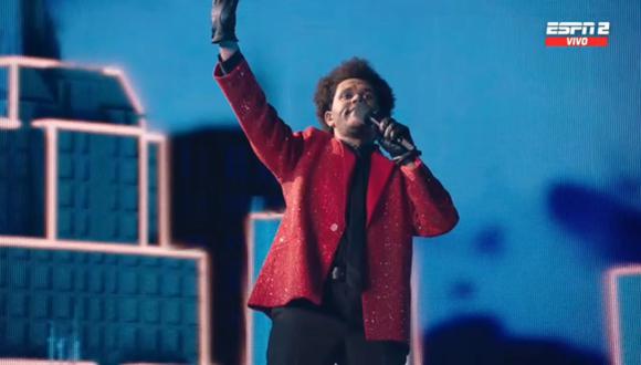 The Weeknd al momento de su presentación en el Super Bowl 2021, para el cual se implementó un amplio escenario respetuoso el distanciamiento social. Foto: ESPN
