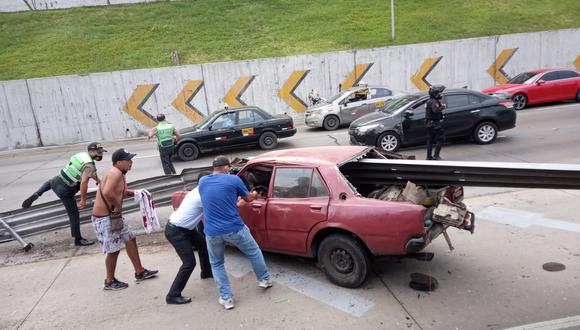 La Policía y algunos ciudadanos apoyaron para rescatar al chofer y mover la unidad. (Foto: ATU)