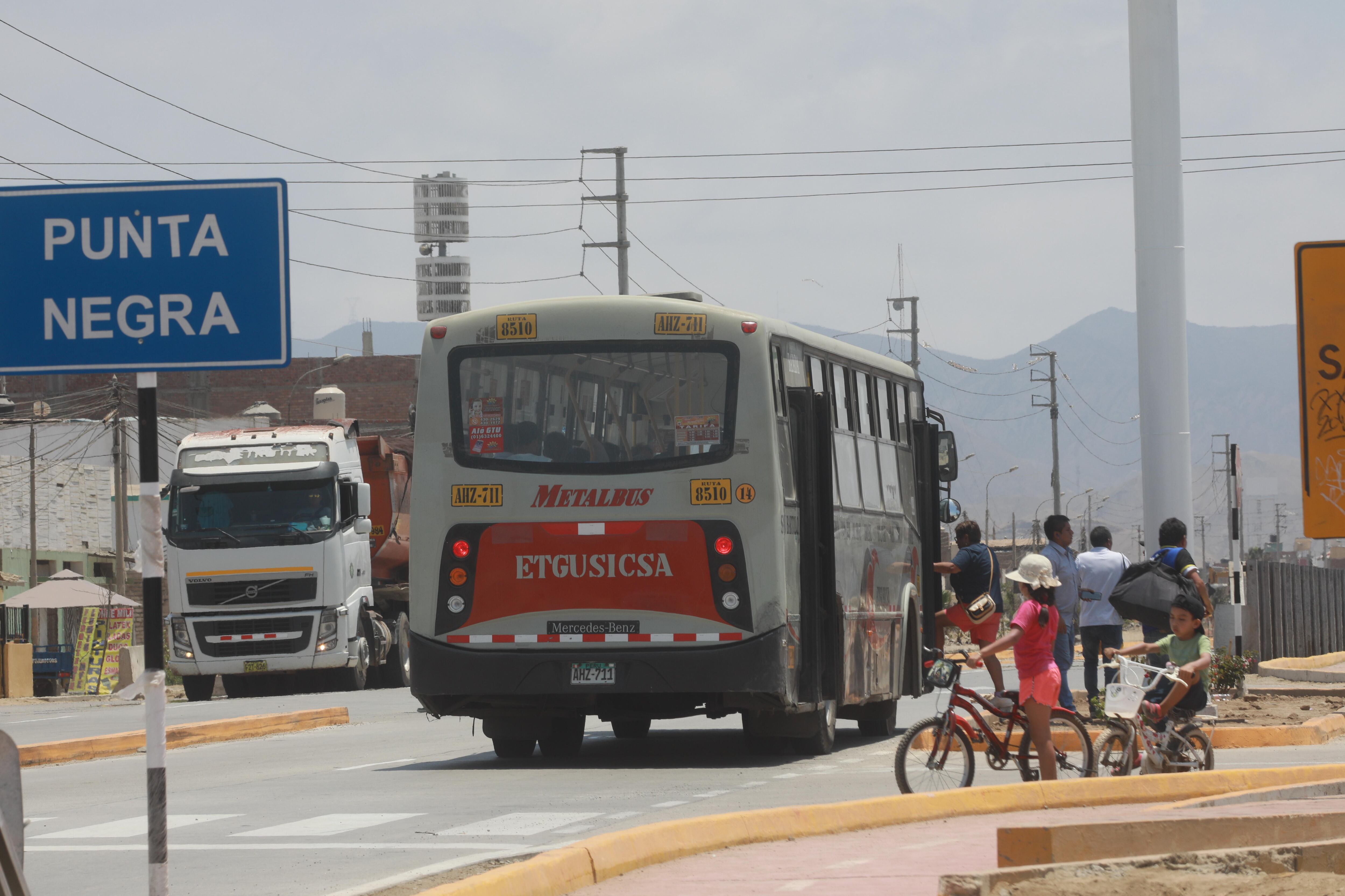 Los otros dos menores esperan para poder cruzar la vía. (Foto: Juan Ponce/El Comercio)