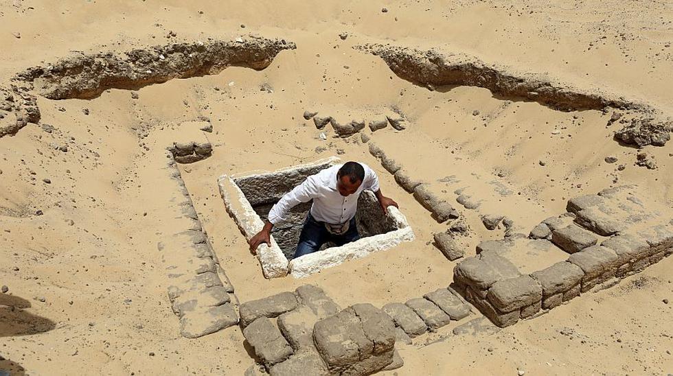 Un hombre sale del reci&eacute;n descubierto cementerio en Minya, en Egipto. (Foto: Reuters)