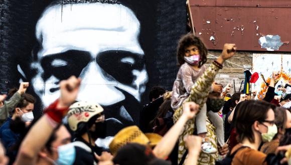 La gente levanta los puños durante una manifestación cerca del George Floyd Memorial en Minneapolis, Minnesota, el 18 de abril de 2021 después de la muerte a tiros de Daunte Wright.
(Foto: Kerem Yucel / AFP).