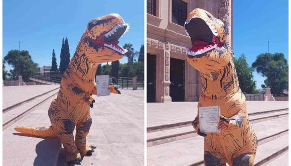 Joven mexicano fue a recibir su título de ingeniero vestido como un dinosaurio. (Foto: Facebook | Abel Monsivais)
