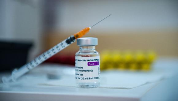 Países Bajos detectó diez casos posibles de coágulos sanguíneos tras vacunación con AstraZeneca. (Foto: Martin BUREAU / AFP).