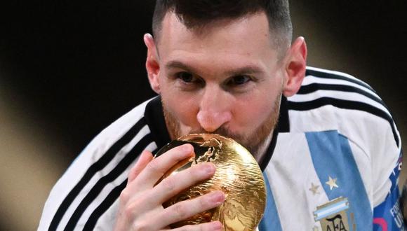 Lionel Messi besa el trofeo de la Copa Mundial de la FIFA luego que Argentina ganó la Copa Mundial de Qatar 2022 (Foto: Kirill Kudryavtsev / AFP)