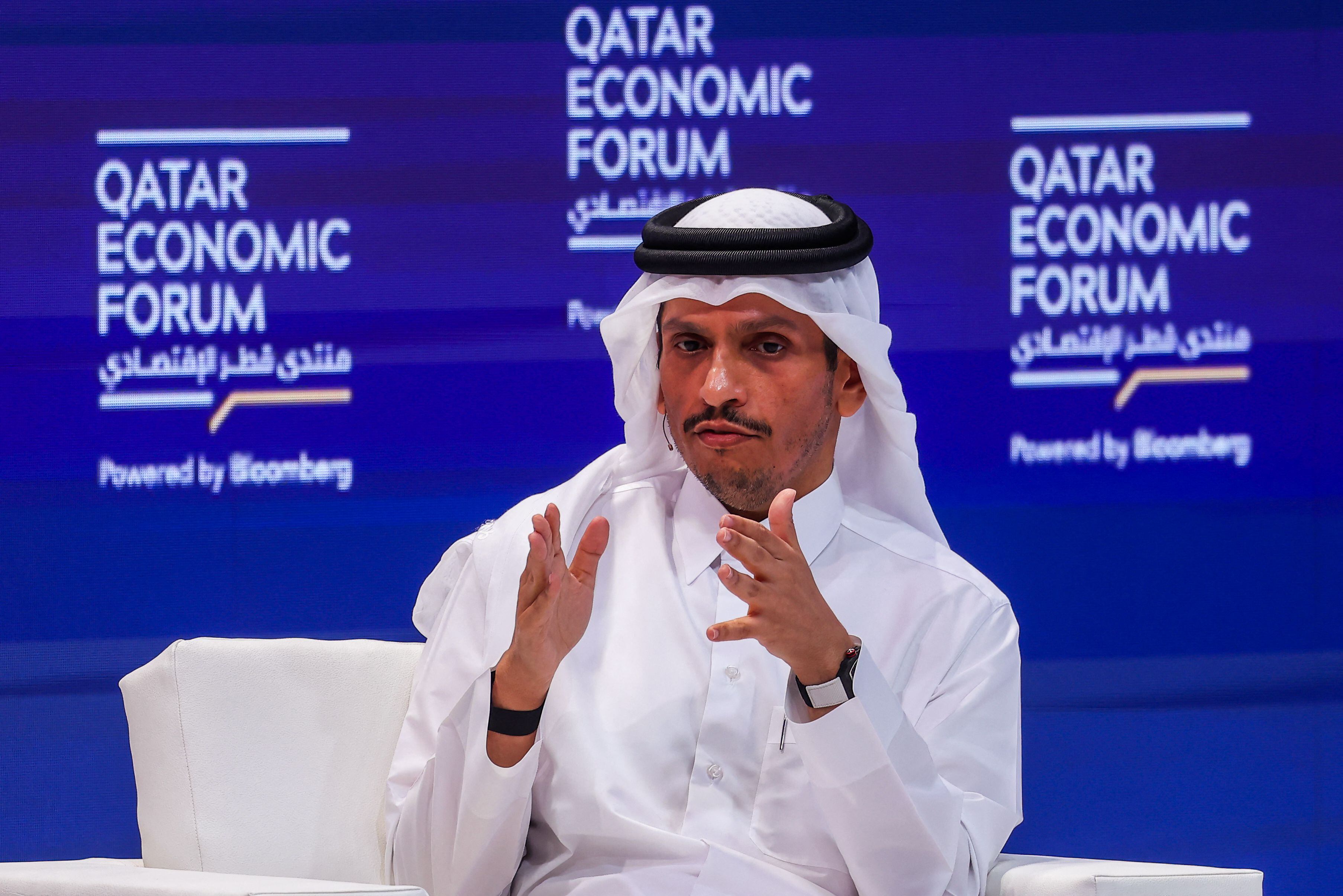 El primer ministro de Qatar, Mohammed bin Abdulrahman Al-Thani, habla en el Foro Económico de Qatar en Doha el 14 de mayo de 2024. (Foto de Karim JAAFAR / AFP).