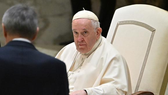 El Papa Francisco escucha al líder de CGIL, Maurizio Landini, durante la audiencia con gerentes y delegados del sindicato CGIL de Italia en el Vaticano, el 19 de diciembre de 2022. (Foto de Alberto PIZZOLI / AFP)