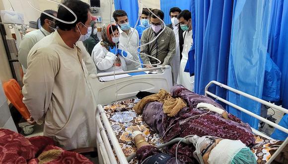 Foto referencial de un grupo de médicos, enfermeras y personal de la Salud en Quetta (Pakistan). (Foto: EFE/EPA/JAMAL TARAQAI)