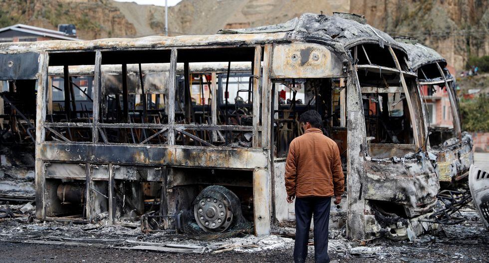 Al menos 33 buses PumaKatari fueron quemados por una turba en la noche tras la renuncia de Evo Morales a la presidencia de Bolivia. (Reuters).. Al menos 33 buses PumaKatari fueron quemados por una turba en la noche tras la renuncia de Evo Morales a la presidencia de Bolivia. (Reuters)..