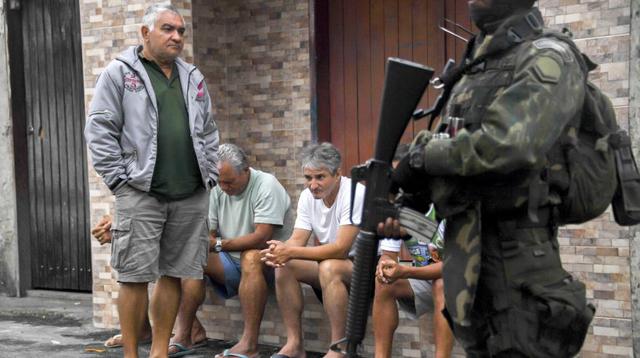 Soldados en uniformes camuflados patrullaban la zona a pie, respaldados por blindados, en una postal que comienza a naturalizarse en Río. (Foto: AFP)