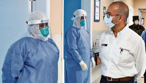 El ministro Víctor Zamora recorrió ayer las instalaciones del Hospital II Clínica Geriátrica San Isidro Labrador, en Ate, uno de los centros de salud que recibirán a pacientes con coronavirus. (Presidencia de la República)