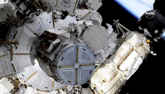 En esta imagen tomada del video de la NASA, el astronauta francés Thomas Pesquet, en el centro superior, y el astronauta de la NASA Shane Kimbrough, se aventuran en una caminata espacial para equipar la Estación Espacial Internacional con nuevos paneles solares. (NASA vía AP)