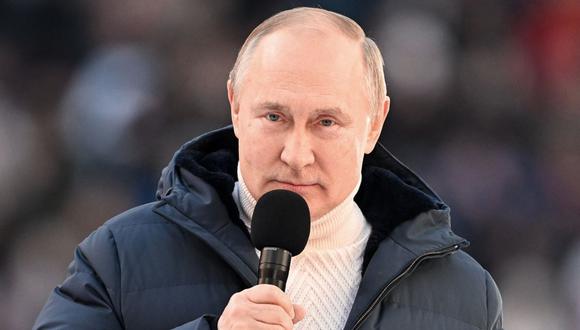 El presidente de Rusia, Vladimir Putin, da un discurso que marca el octavo aniversario de la anexión de Crimea en el estadio Luzhniki de Moscú el 18 de marzo de 2022. (Ramil SITDIKOV / POOL / AFP).