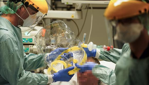 Cornavirus deja ya más de un millón de contagios y supera las  51.000 muertes en el mundo. En la image, médicos atienden a un infectado en un hospital de Bruselas, Foto: AFP / Kenzo TRIBOUILLARD