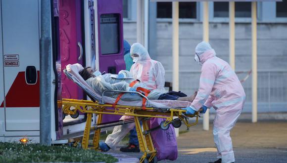 Un paciente es transportado a una ambulancia en el un hospital de Roma, Italia, el país de Europa más golpeado por el coronavirus. (EFE / EPA / GIUSEPPE LAMI).