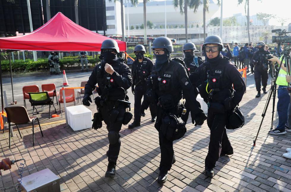 Un equipo especial de seguridad de la policía ingresa al campus de la Universidad Politécnica de Hong Kong (PolyU) para verificar los artículos peligrosos. (Reuters)